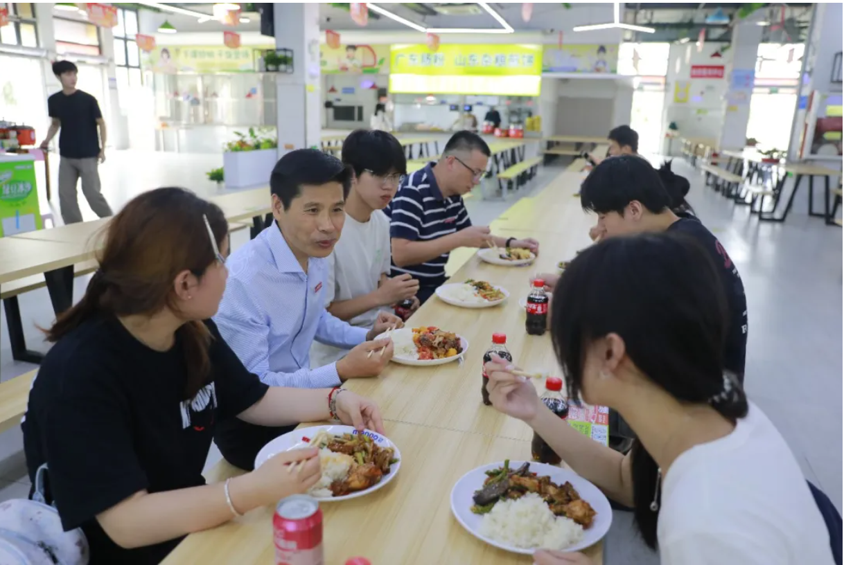 應(yīng)露晨深入食堂、宿舍走訪(fǎng)看望2026級(jí)新生
